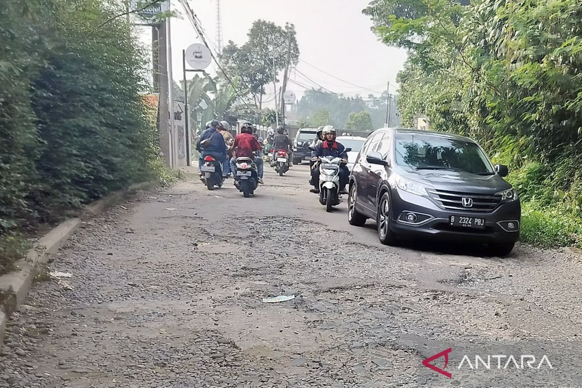 Jalur alternatif Puncak via Desa Cipayung Datar Bogor rusak parah