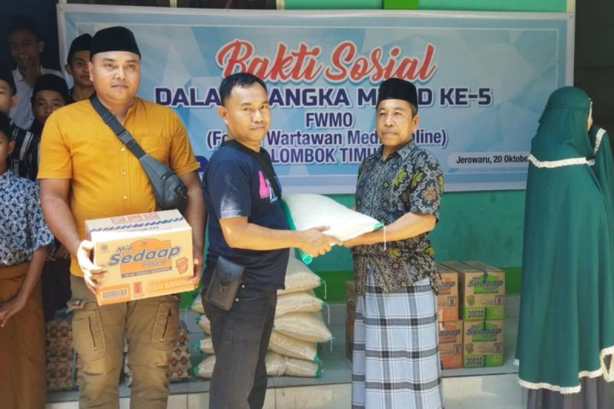 Meriahkan Milad ke-5, FWMO Lotim Berbagi Dengan Anak Yatim