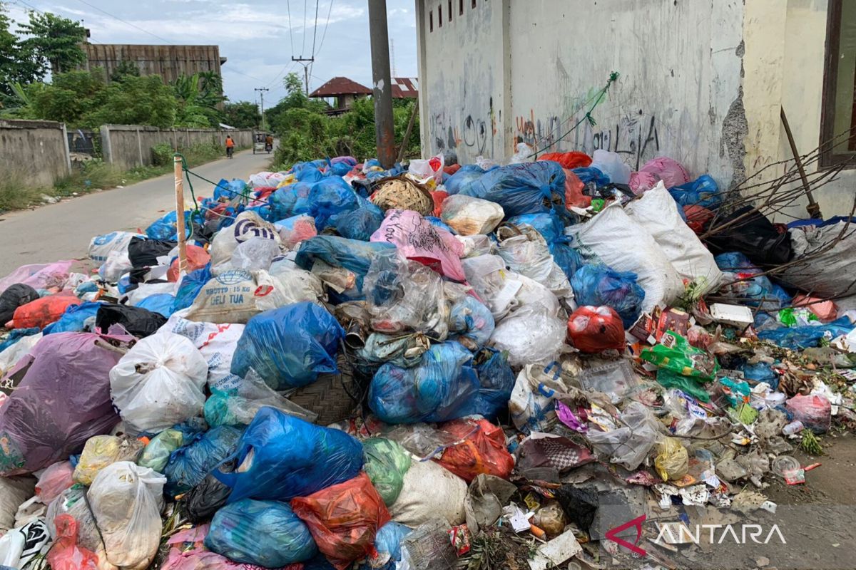 Sampah Menumpuk di Jalan Desa Blang Rayeuk Lhokseumawe