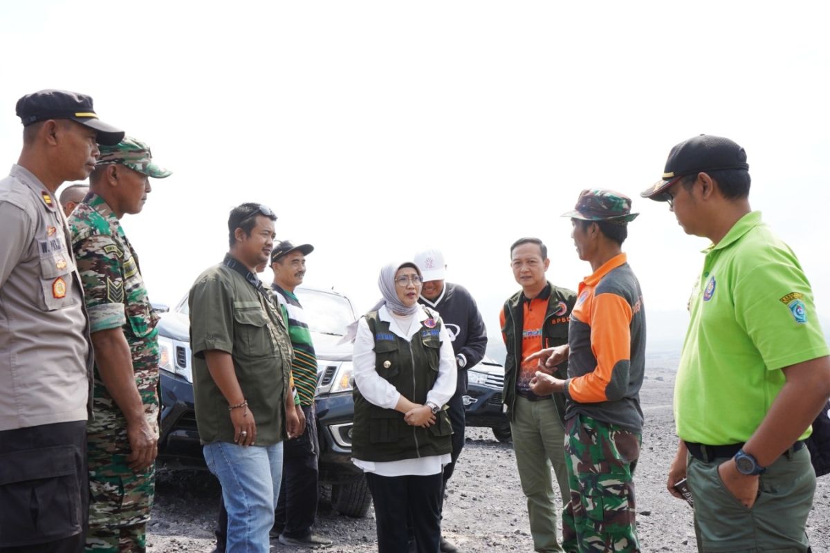 Pj Bupati Lumajang tinjau pos pantau aliran lahar dingin Semeru