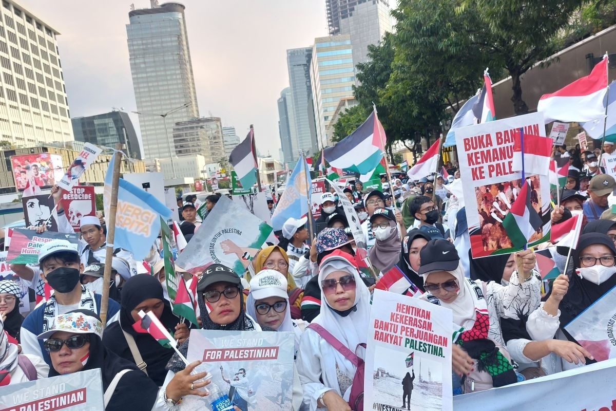 Ratusan orang hari ini berunjuk rasa bela Palestina di Kantor Perwakilan PBB