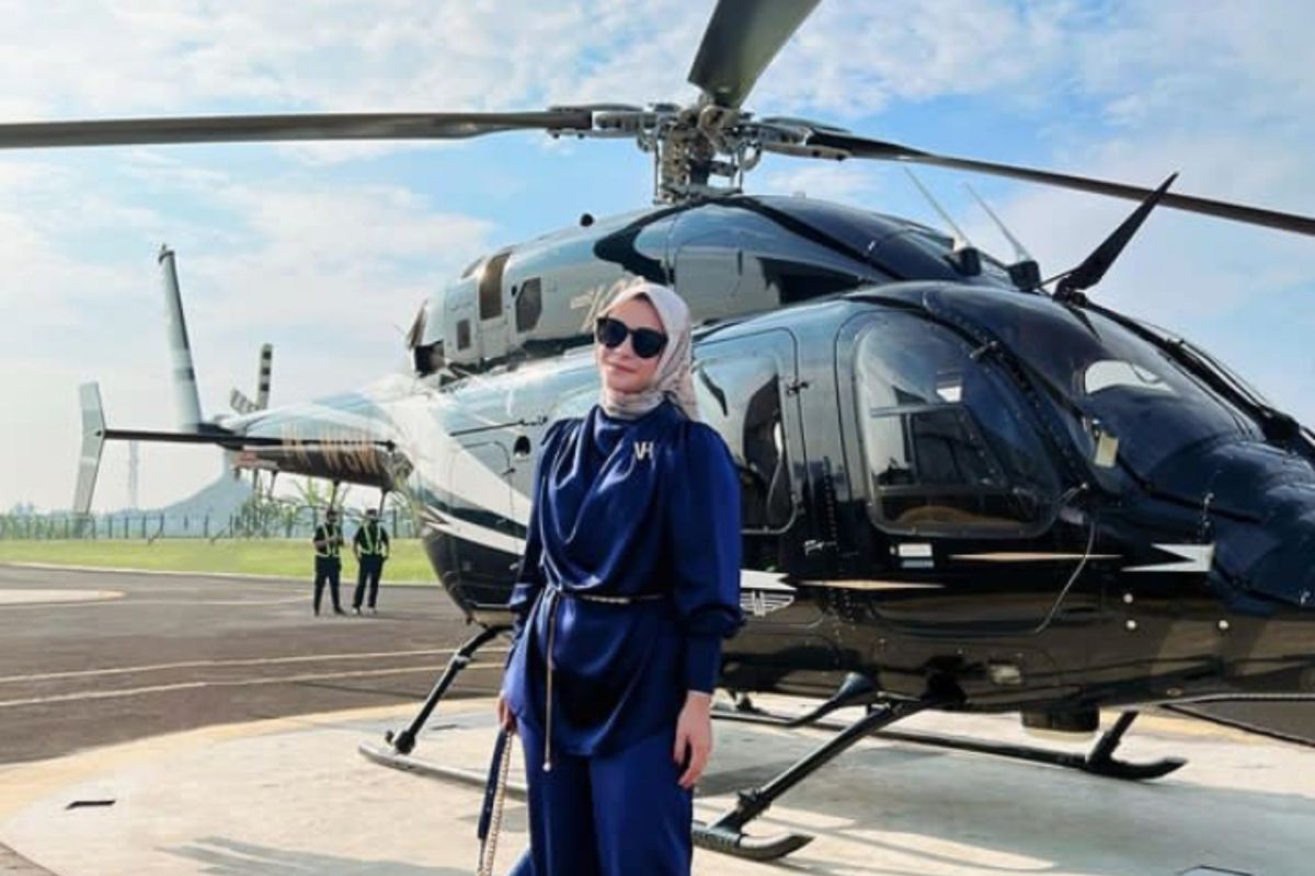 Gaya istri Bupati Gowa dan helikopter