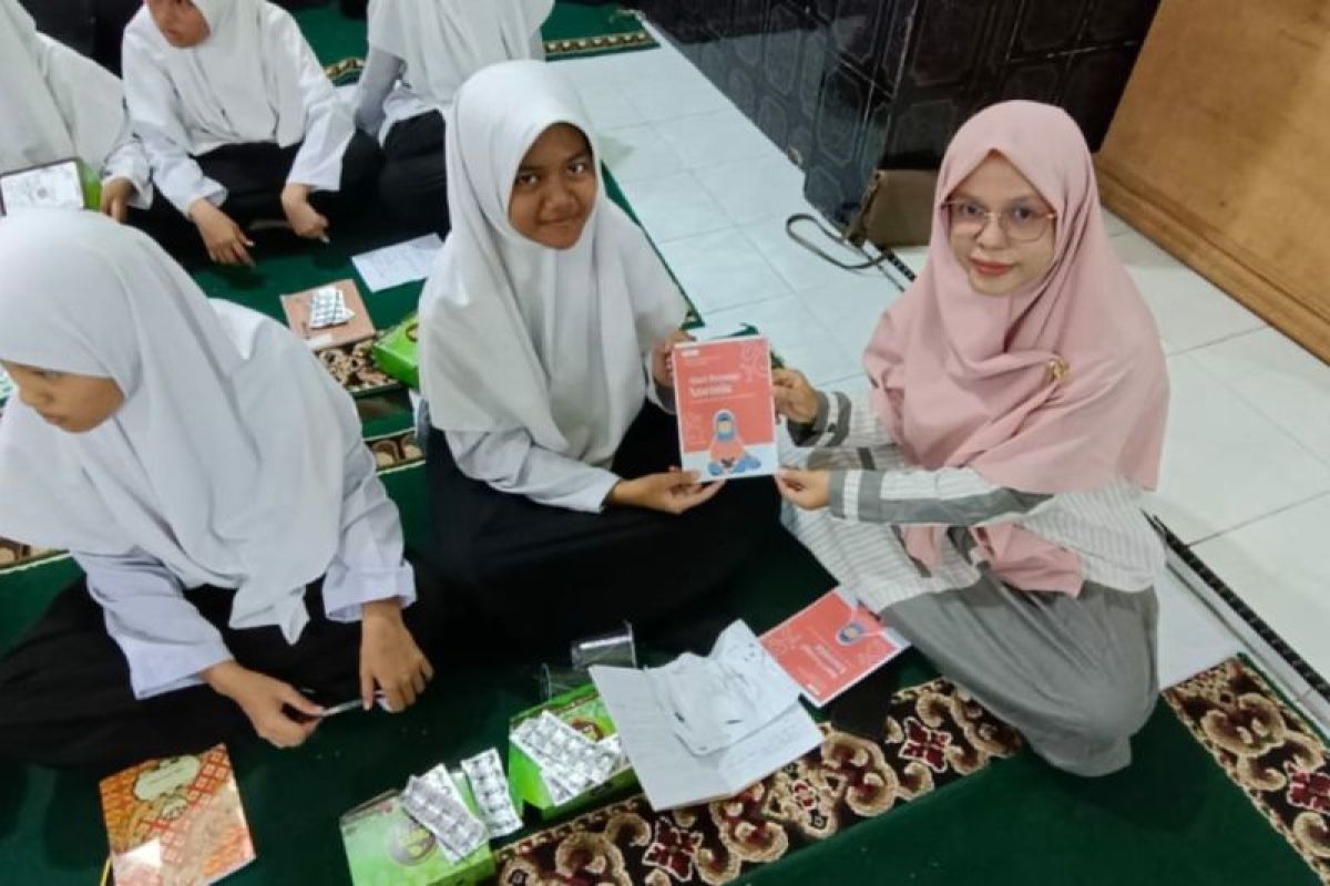 FKM Unand membagikan buku saku mari perangi anemia ke pelajar MTsS Pesantren Thawalib Padang