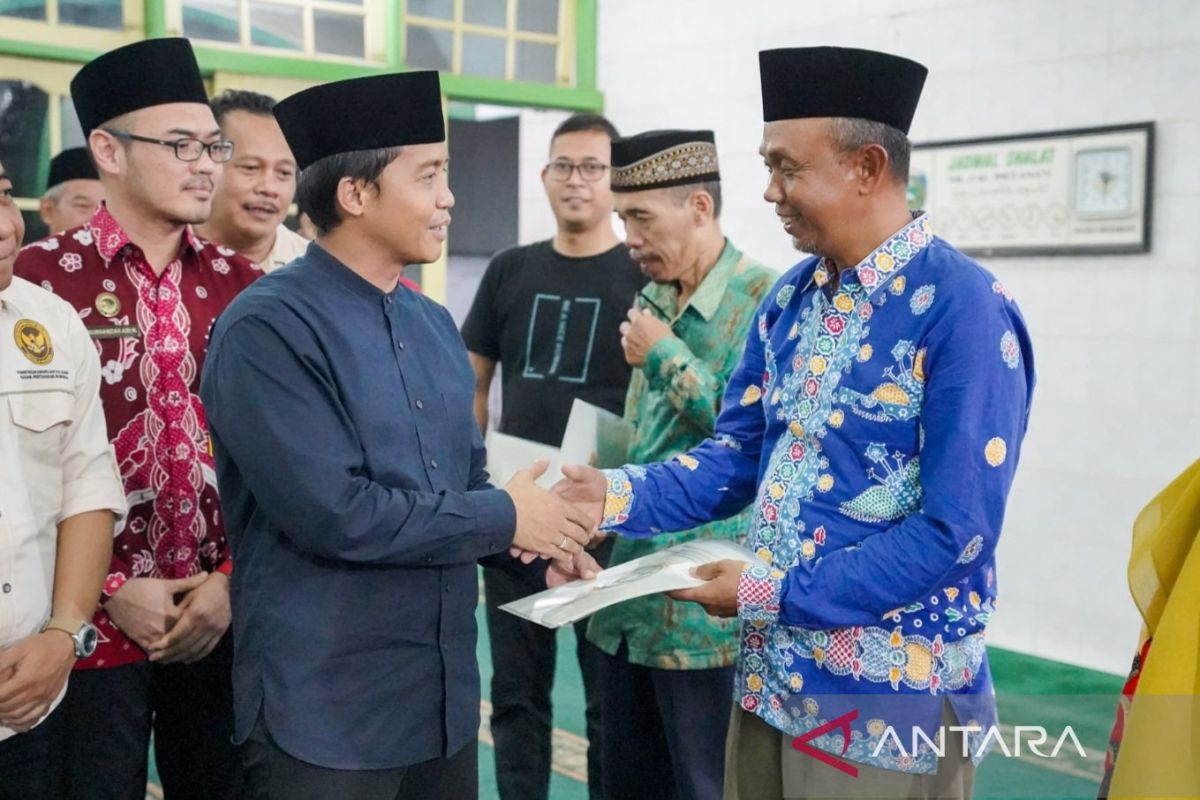 Wamen ATR/BPN bagikan sertifikat tanah wakaf di Indramayu