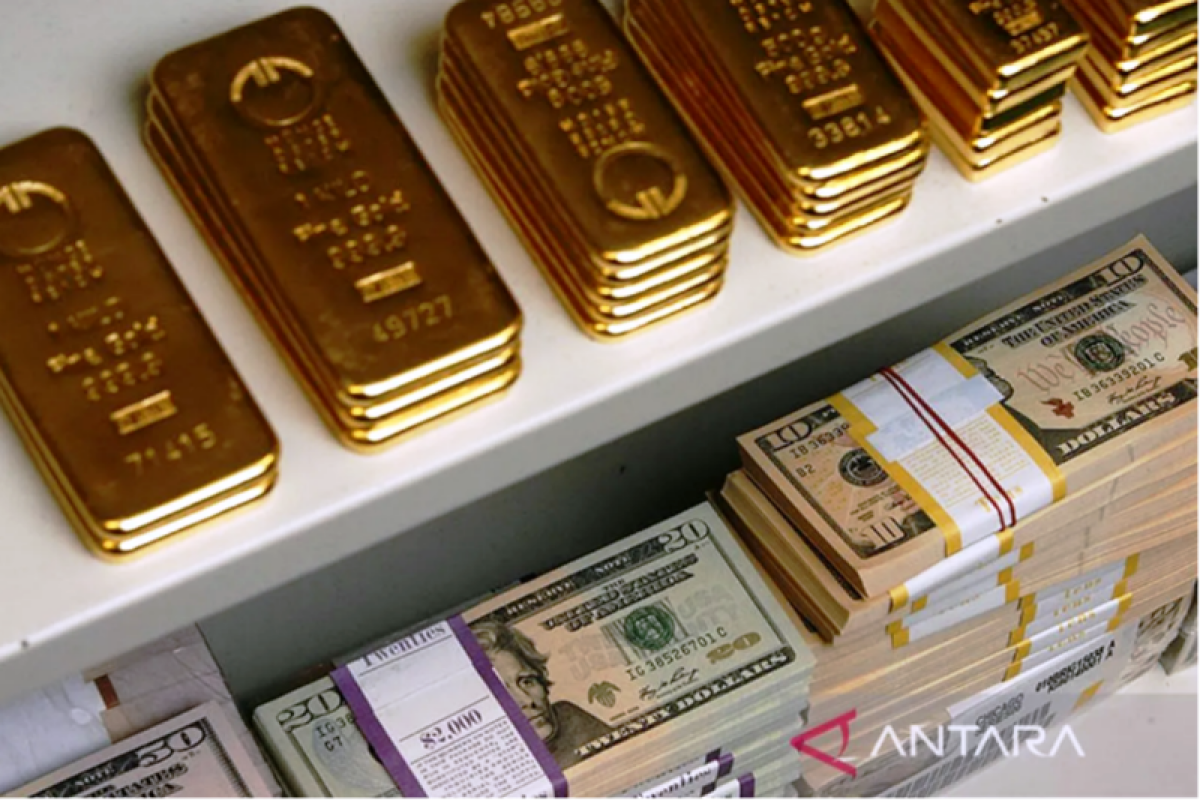 Harga emas berjangka pada Kamis pagi turun dipicu penguatan dolar AS