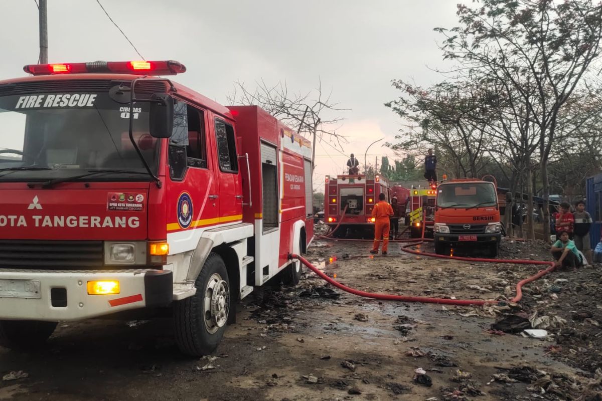 Sampah di TPA Rawakucing, BPBD Tangerang masih berusaha padamkan api