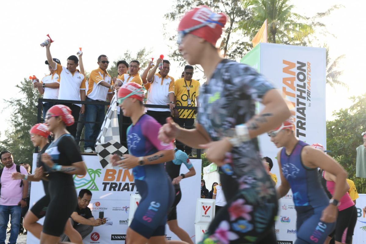 500 atlet dari 35 negara meriahkan Bintan Triathlon 2023