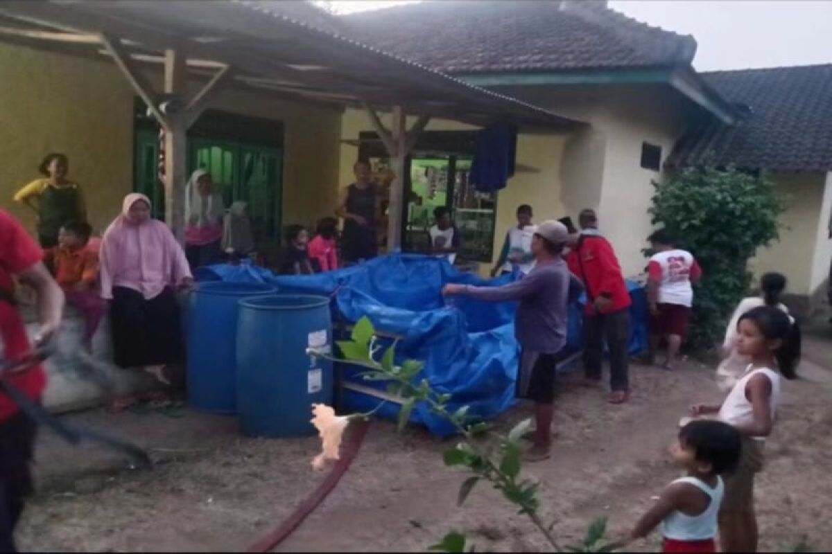 Damkarmat Lampung Selatan salurkan 4.500 liter air bersih kepada warga Sidomulyo