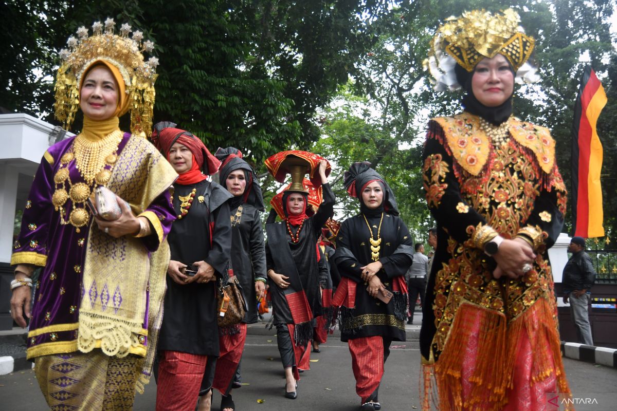 Pakaian adat Sumatera Barat beserta keunikannya