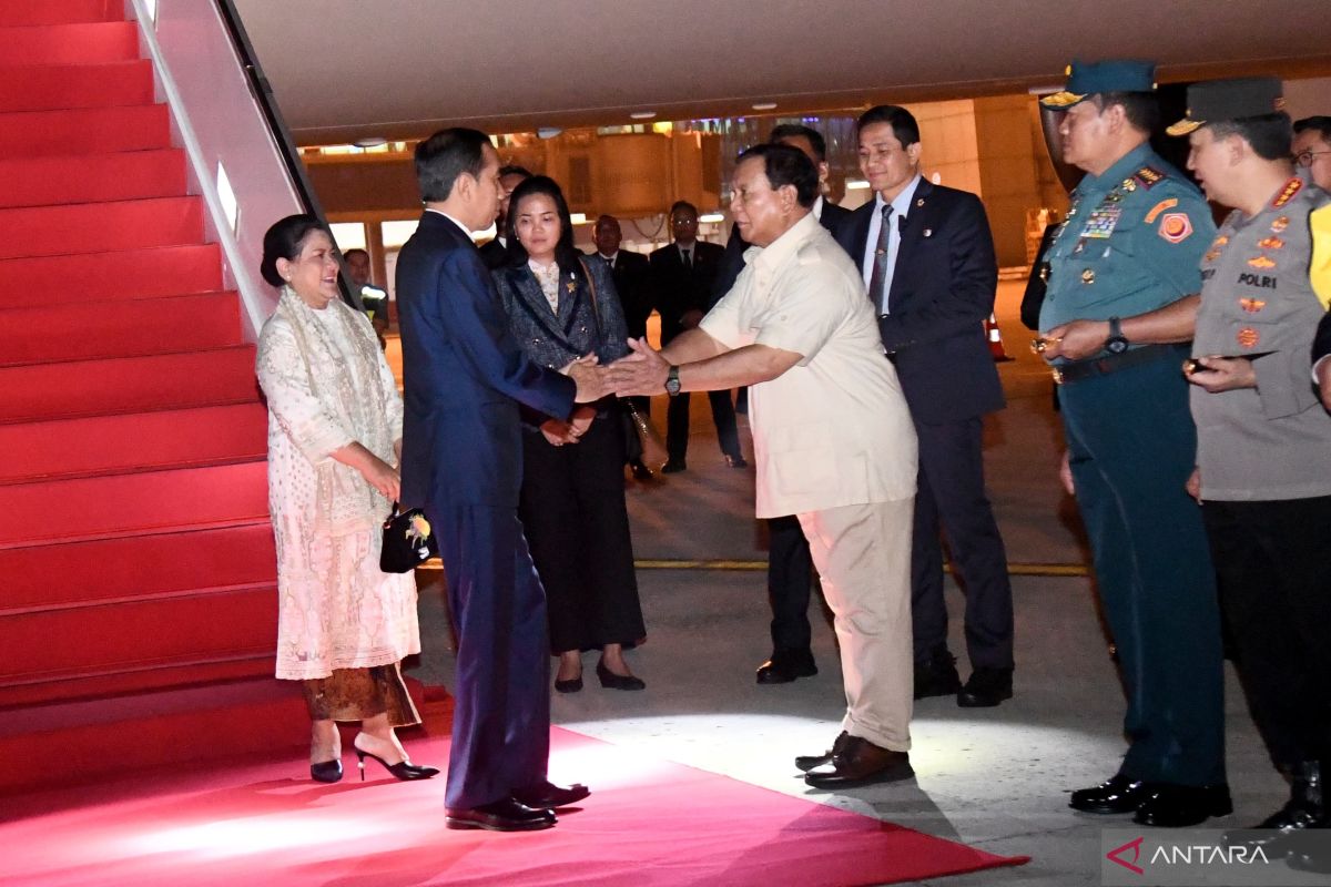 Presiden Jokowi disambut Menhan Prabowo saat tiba di Tanah Air