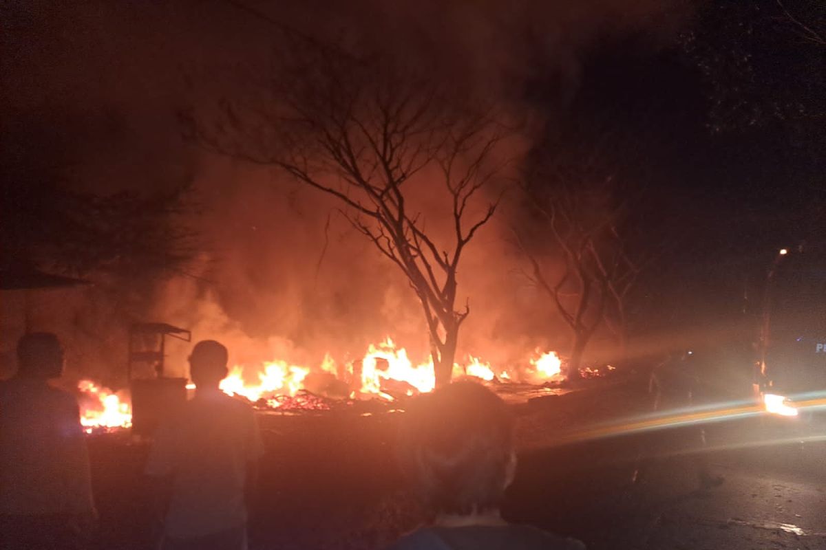Tujuh lapak pedagang di Cikande Serang hangus terbakar