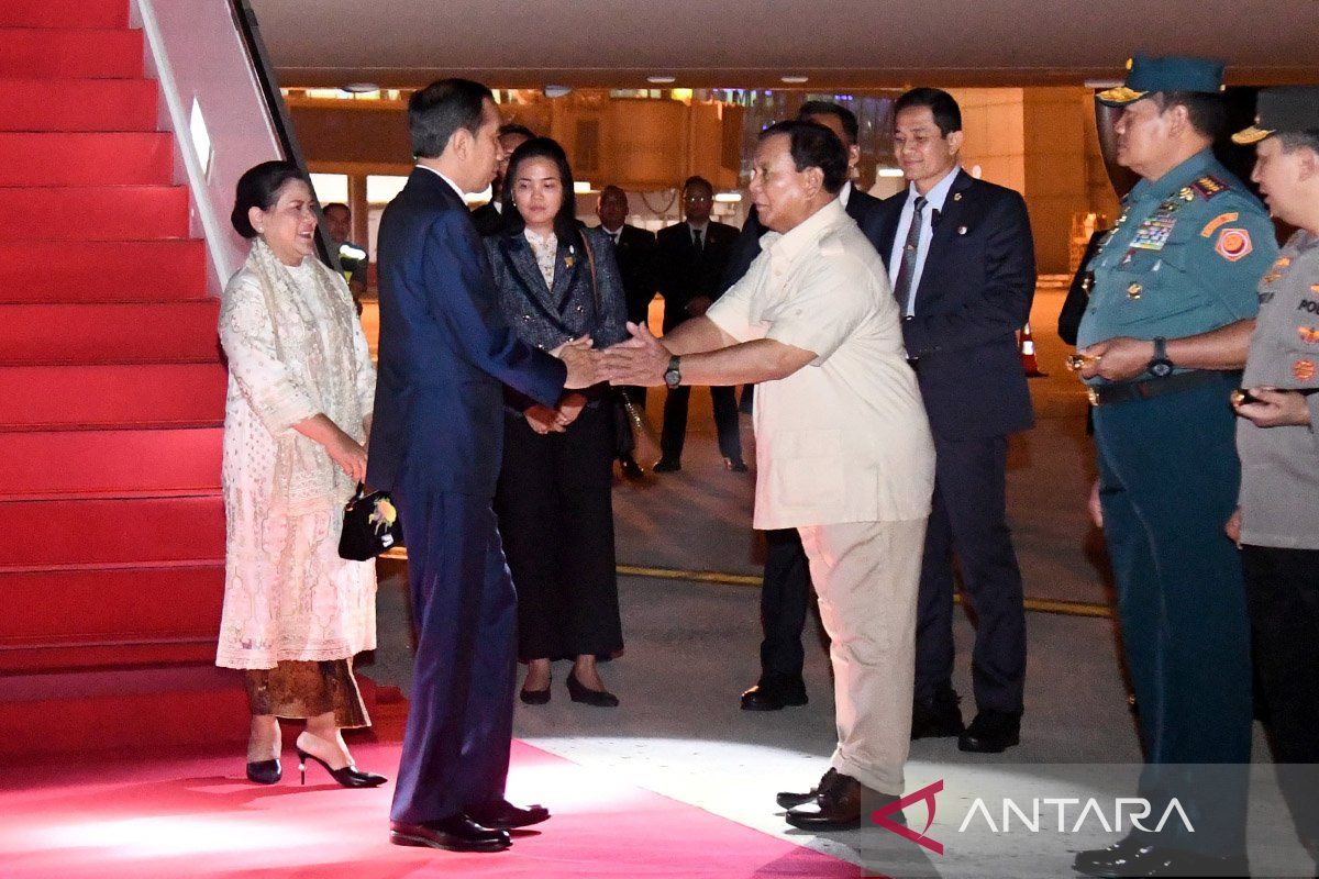 Presiden Jokowi disambut Prabowo saat tiba di Tanah Air