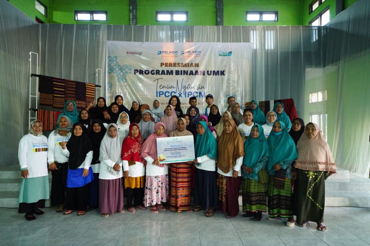 Program TJSL Pelindo bantu mengembangkan tenun dan anyaman warga di NTT