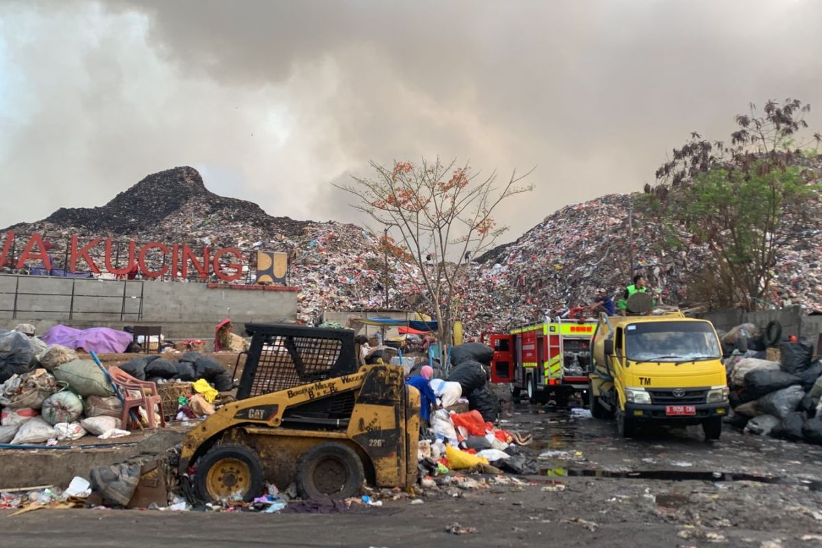 Hilangkan gas metan di TPA Rawakucing, PUPR Tangerang keruk sampah