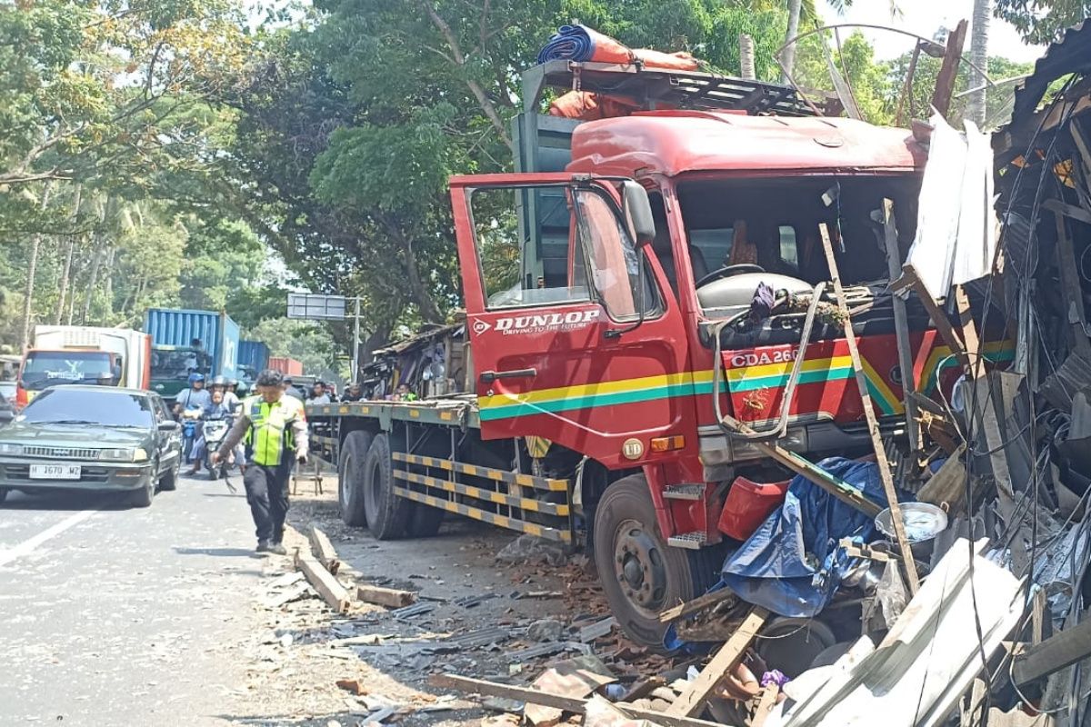 Polisi tangani truk tabrak sejumlah warung di Semarang