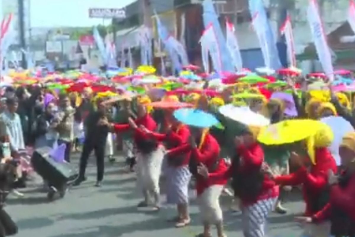 HUT ke-22, Pemkot Tasikmalaya tampilkan seribu ambu midang saat karnaval helaran budaya