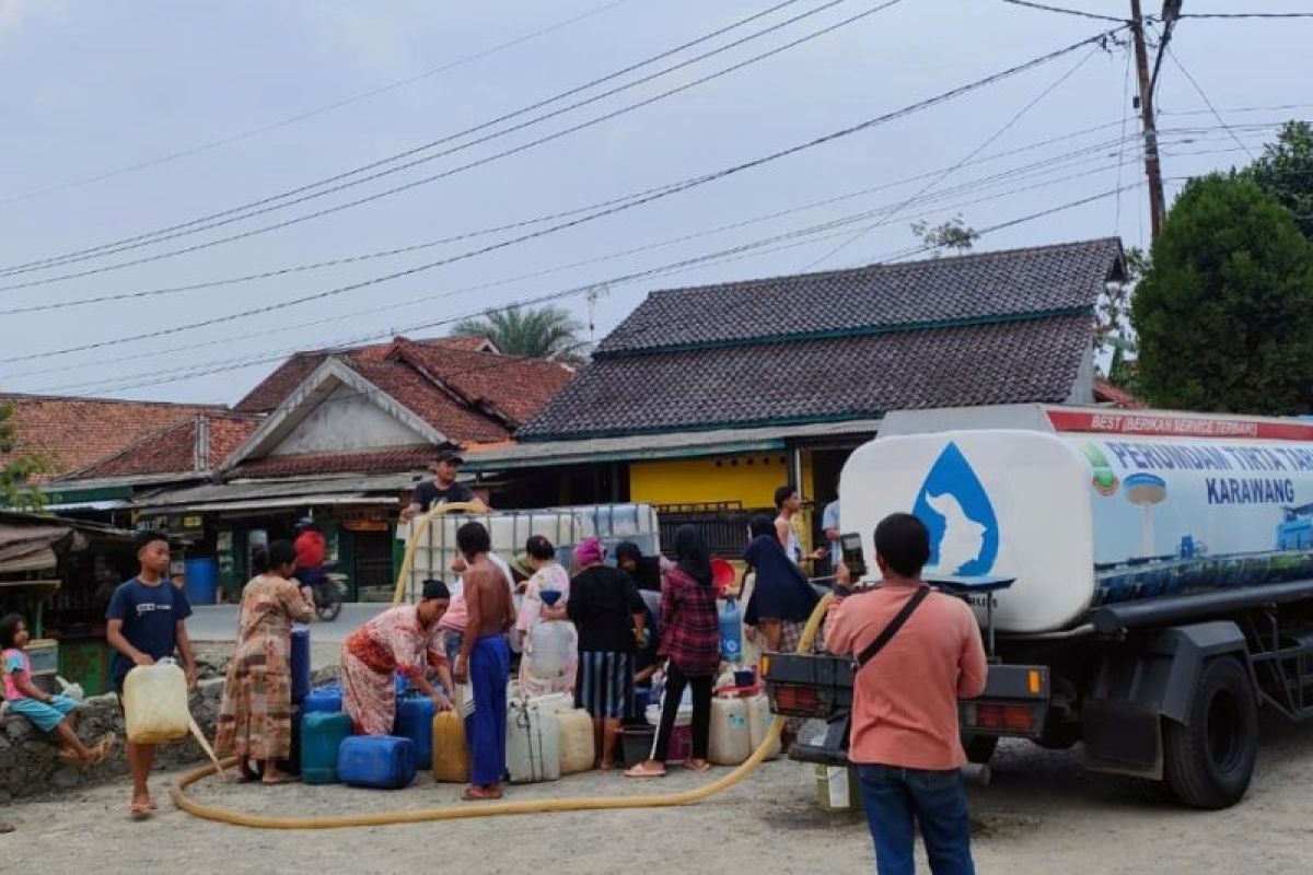 PDAM Tirta Tarum salurkan 507.000 liter air bersih ke daerah kekeringan di Karawang