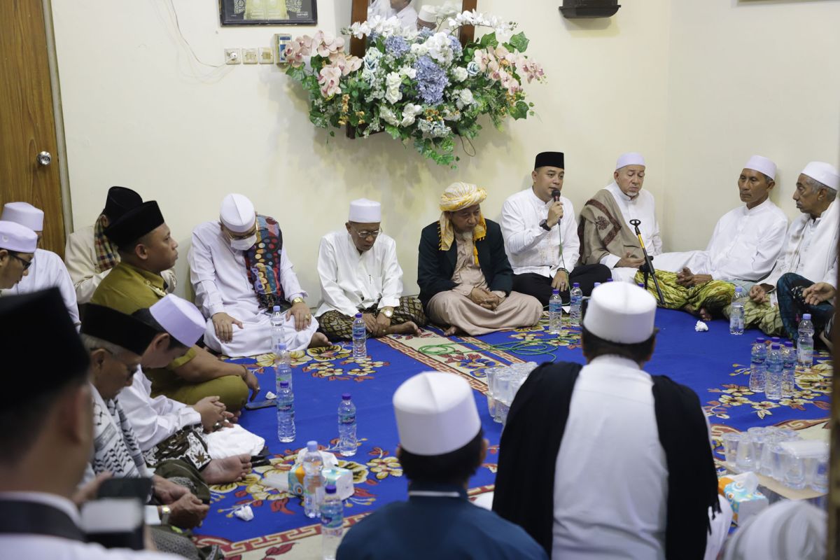 Ratusan kiai dan habib hadiri shalawat  bersama di Surabaya