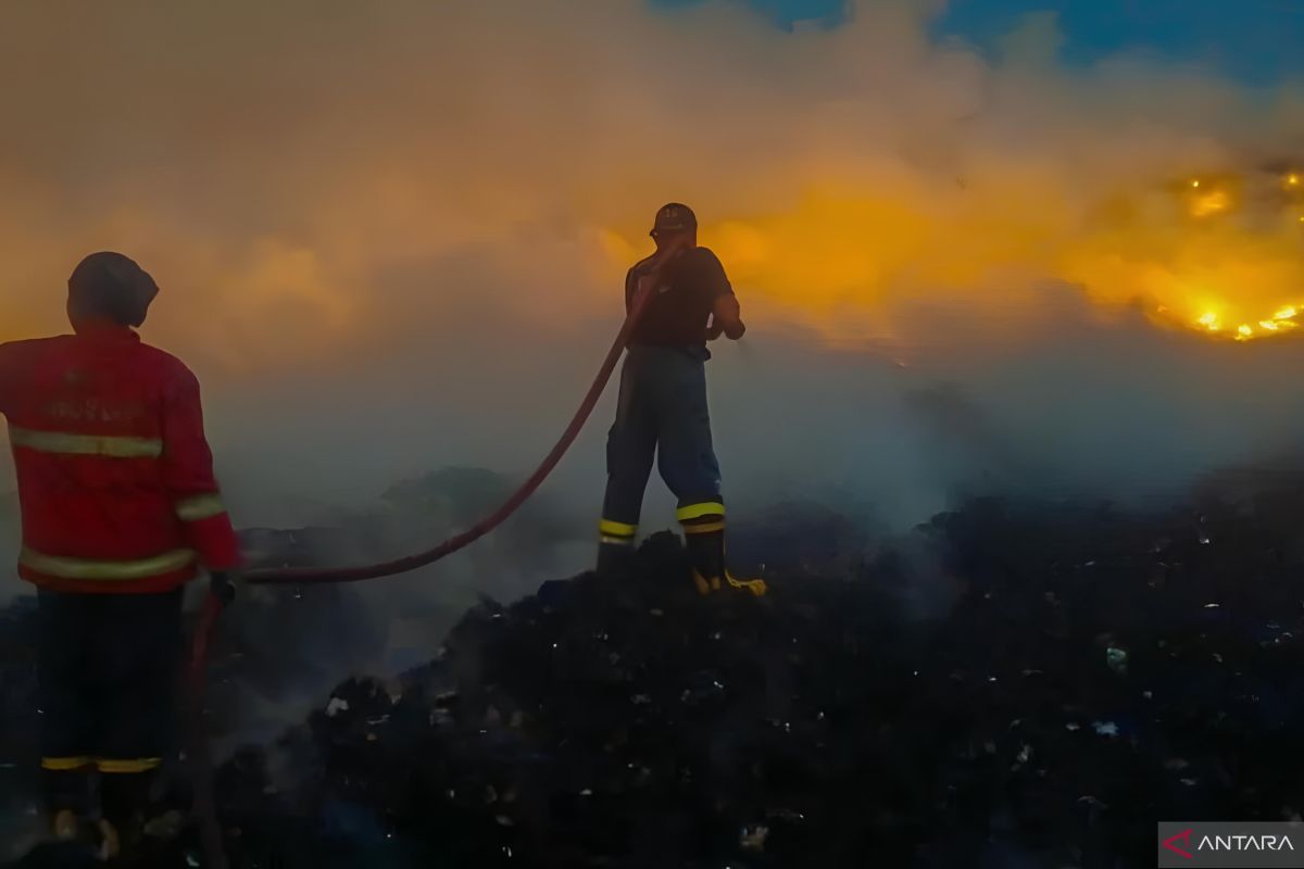 BNPB fights landfill fire by dropping 40 thousand liters water