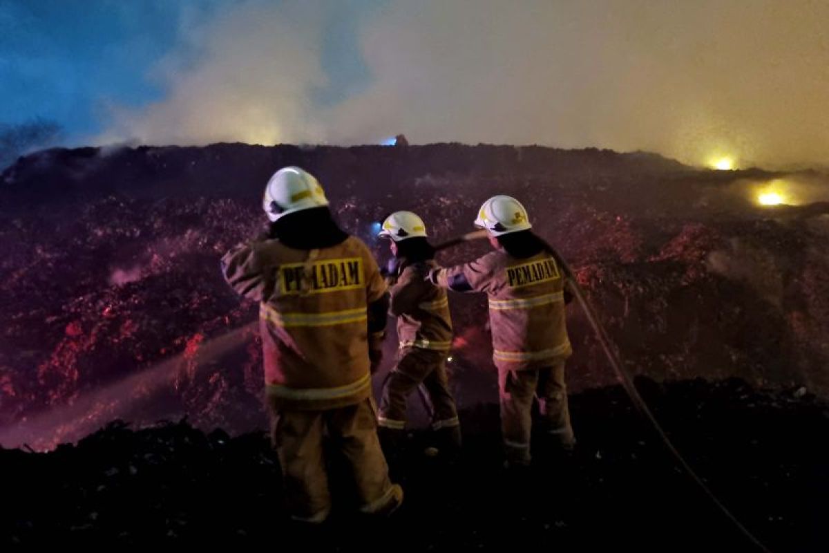 TPA terbakar, layanan angkut sampah di Tangerang tetap jalan
