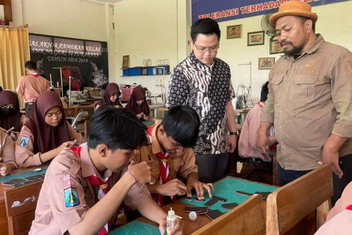 Siswa SMKN 12 Surabaya manfaatkan limbah sepatu jadi cendera mata