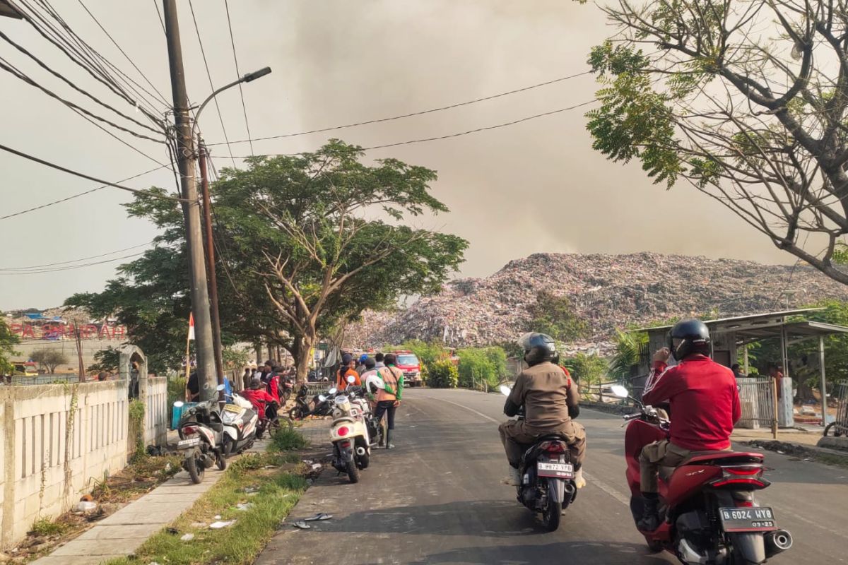 Tangerang dapat bantuan mobil pemadam daerah lain atasi kebakaran di TPA Rawakucing