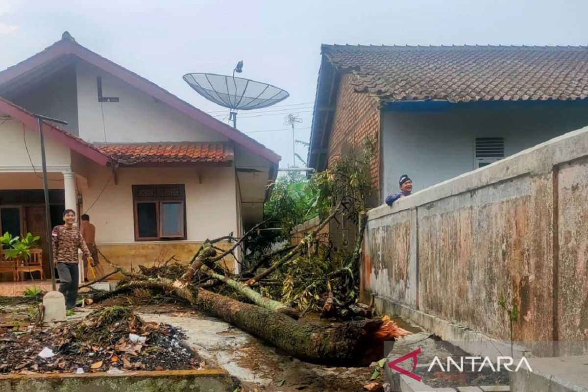 BPBD catat dalam dua hari puluhan rumah rusak terdampak puting beliung