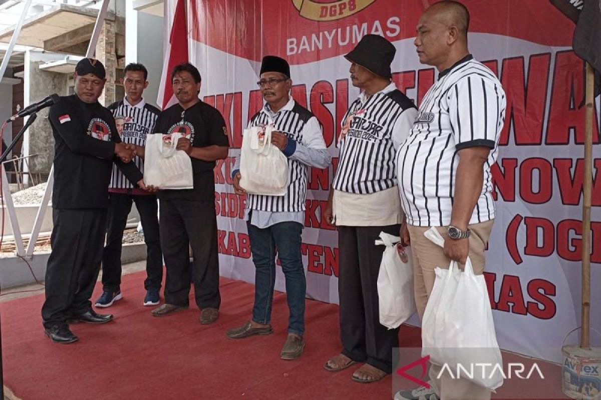 Relawan Ganjar di Banyumas bagikan paket sembako