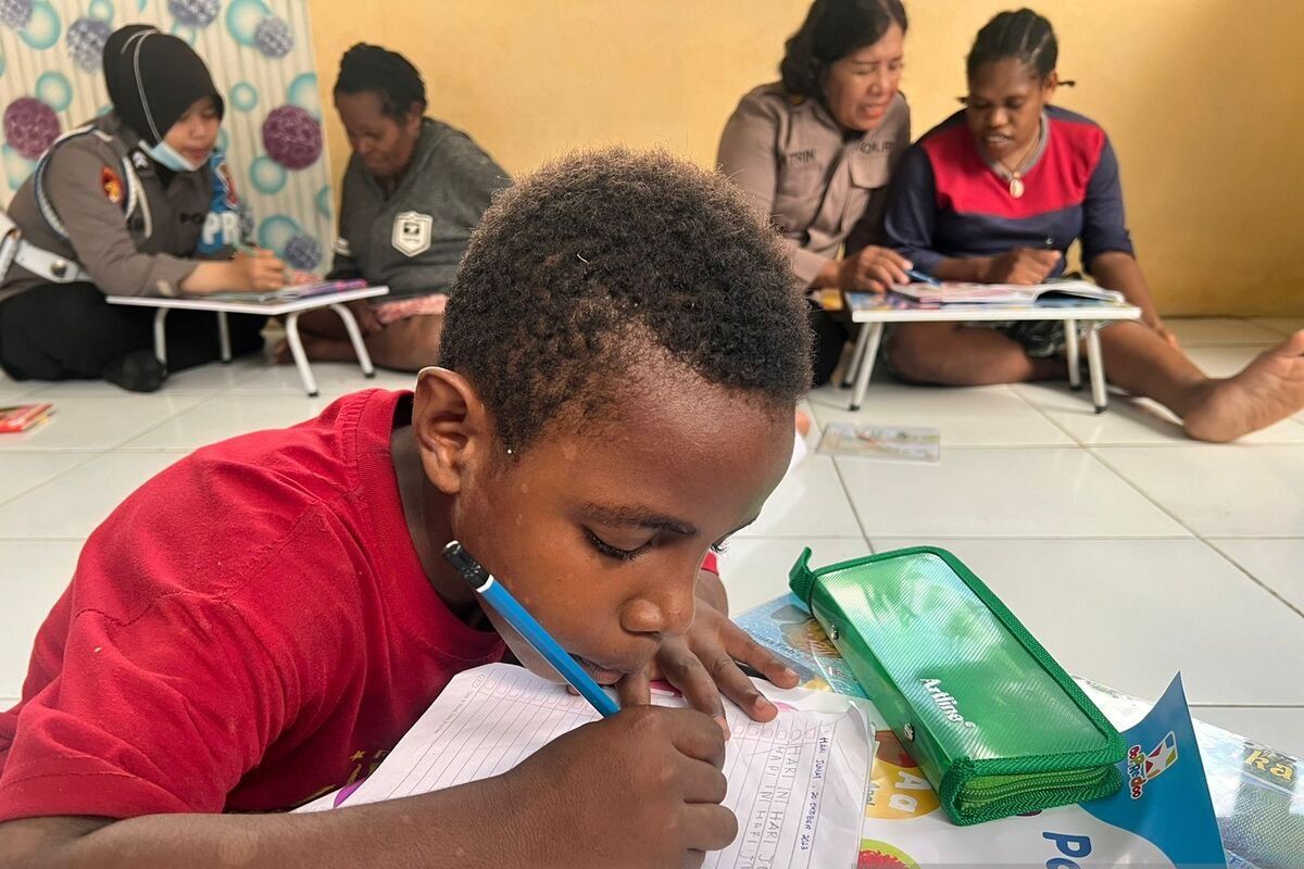 Polwan ajar mama-anak Papua baca tulis mencegah buta aksara di Jayapura