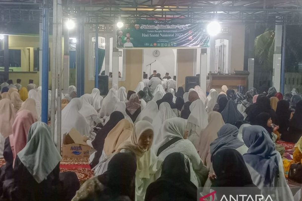 Ratusan santri lantunkan Shalawat Nariah di kantor Kemenag Natuna