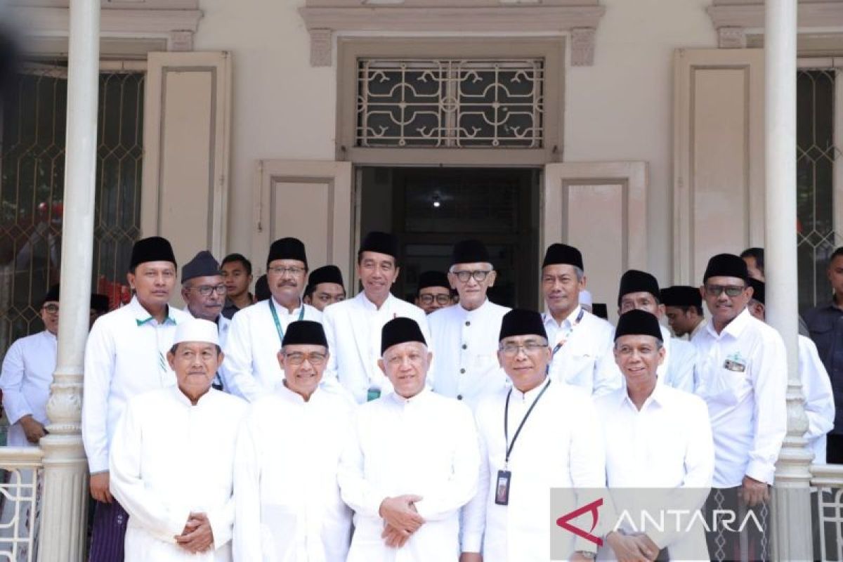 Presiden Joko Widodo adakan pertemuan tertutup dengan kiai sepuh di Kantor PCNU Surabaya