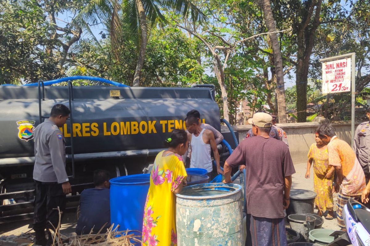 Polres Lombok Tengah menyalurkan air bersih ke Desa Puyung