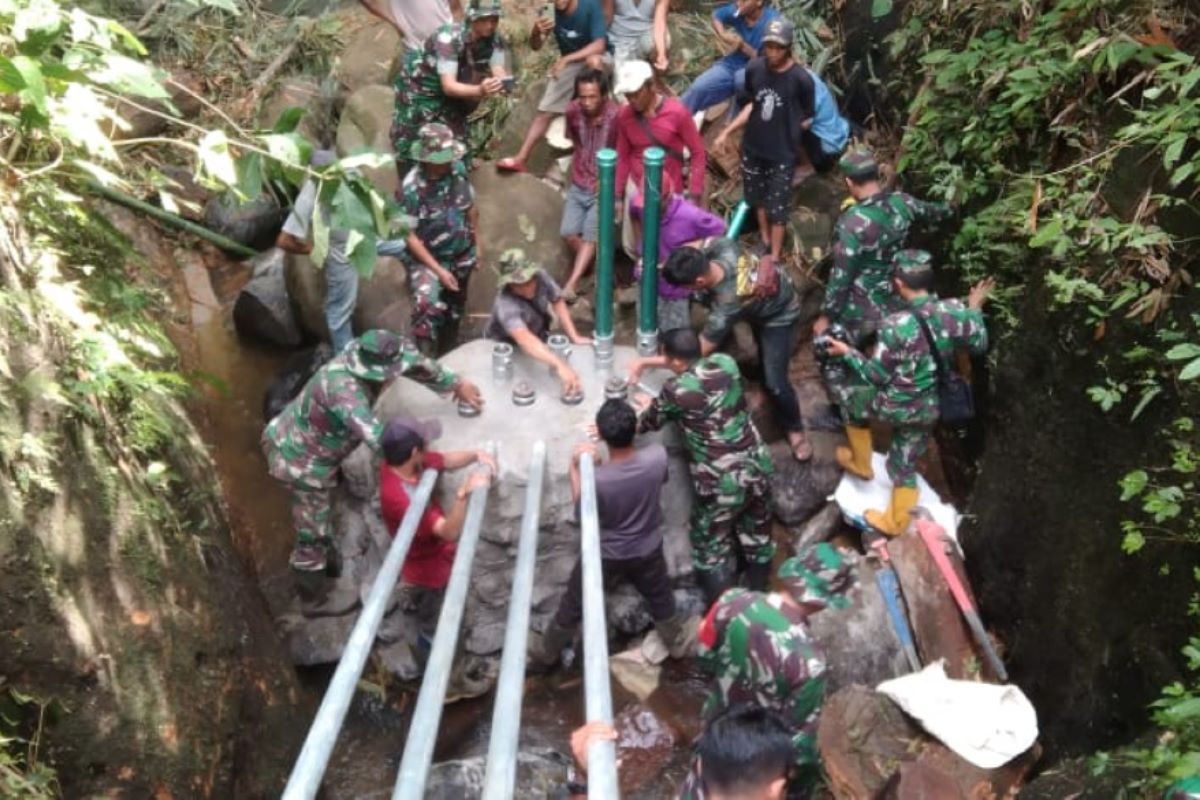 TNI bangun sarana air bersih untuk warga desa di Rejang Lebong