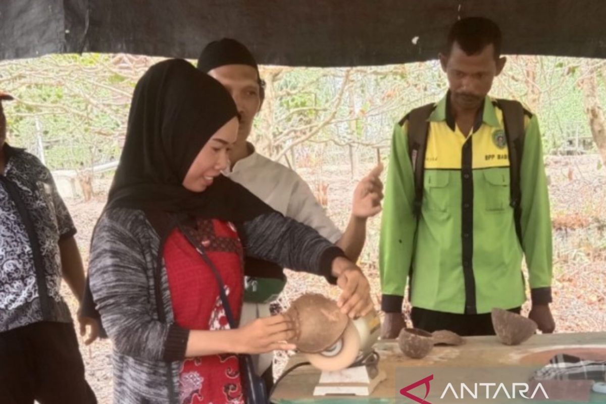 Disbun Kaltim latih petani olah kerajinan dari limbah