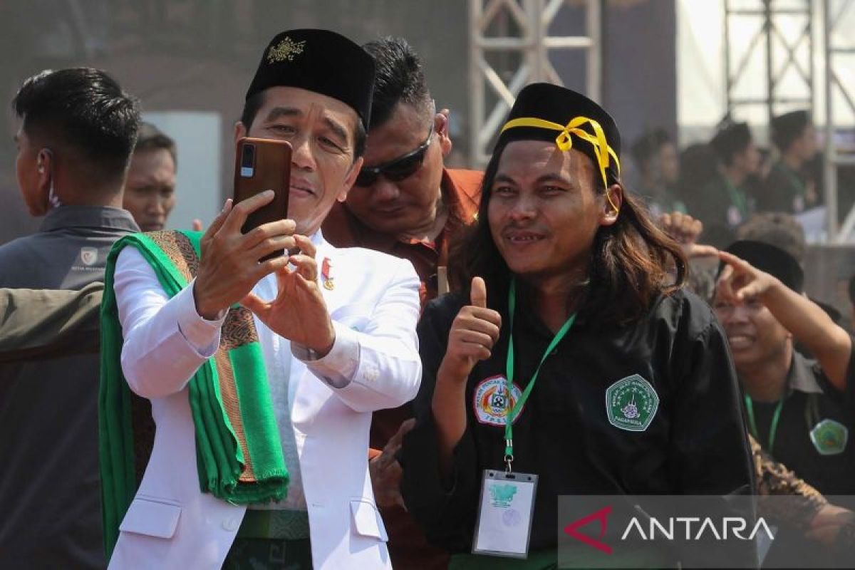 Jas Presiden Jokowi mirip yang dikenakan Gus Dur