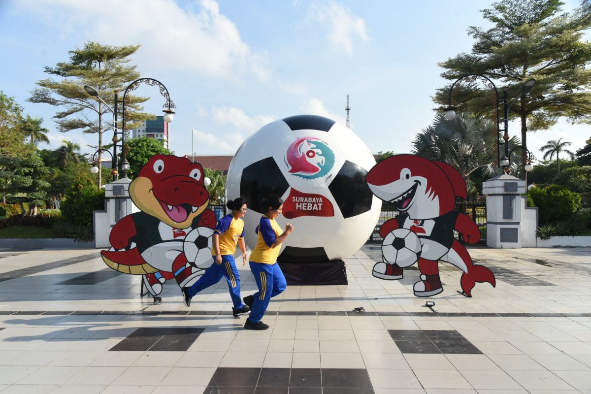Dekorasi sambut Piala Dunia U-17 terpasang di sejumlah titik Surabaya