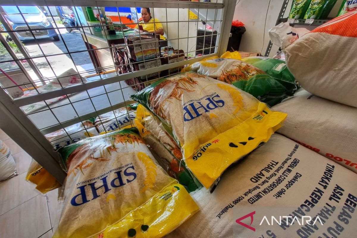 Bulog Manokwari minta warga laporkan toko yang jual beras SPHP di atas Rp59 ribu