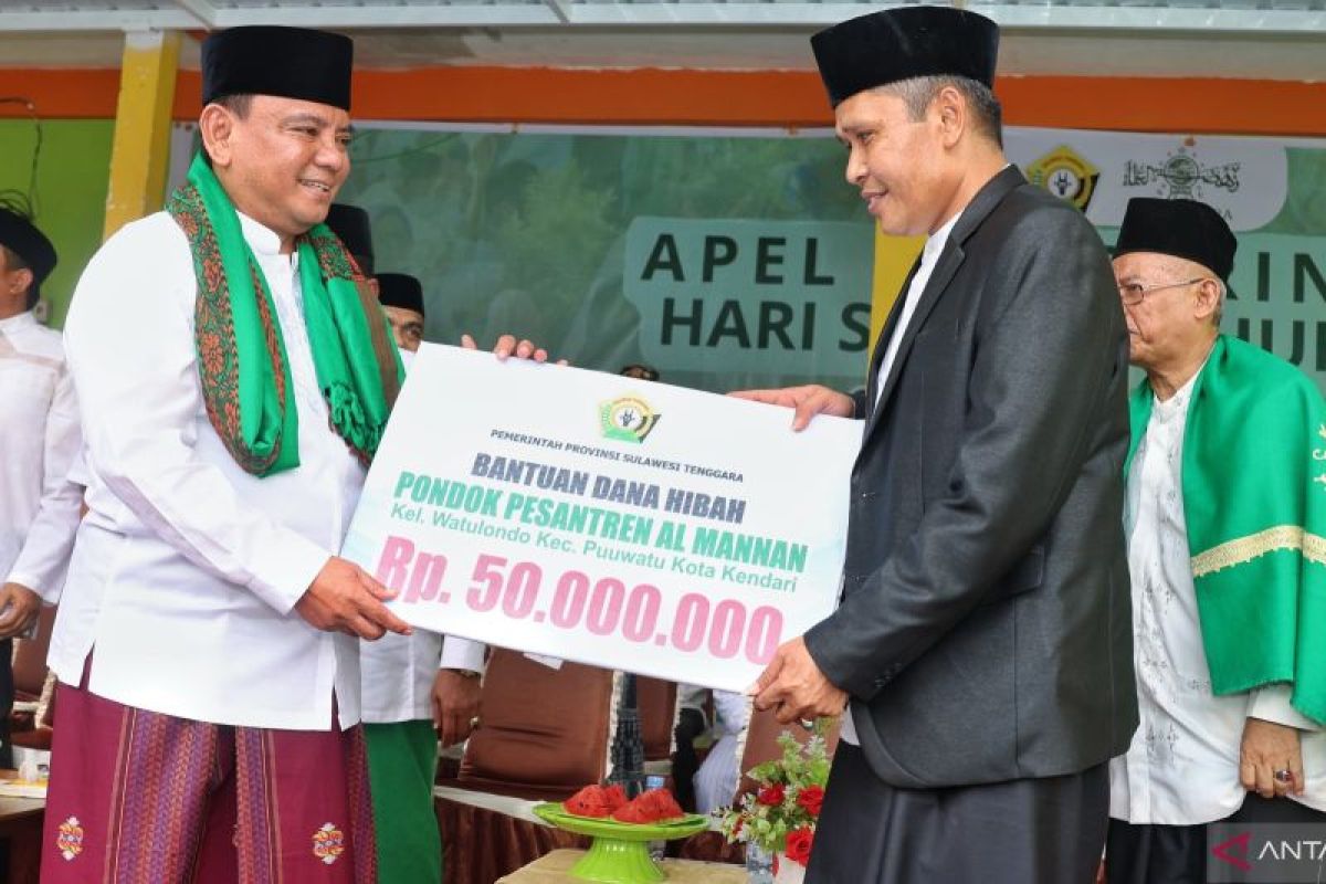 Pj Gubernur Sulawesi Tenggara berikan bantuan ke pesantren
