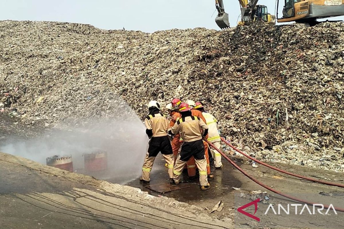 DLHK dan DPKP Depok gelar simulasi kebakaran di lahan TPA Cipayung