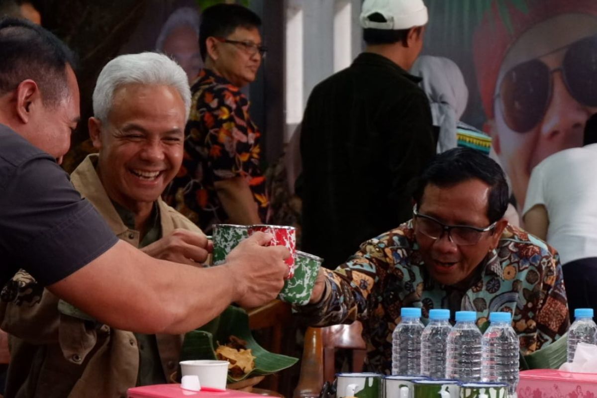 Usai cek kesehatan, Ganjar-Mahfud minum jamu dan makan pecel