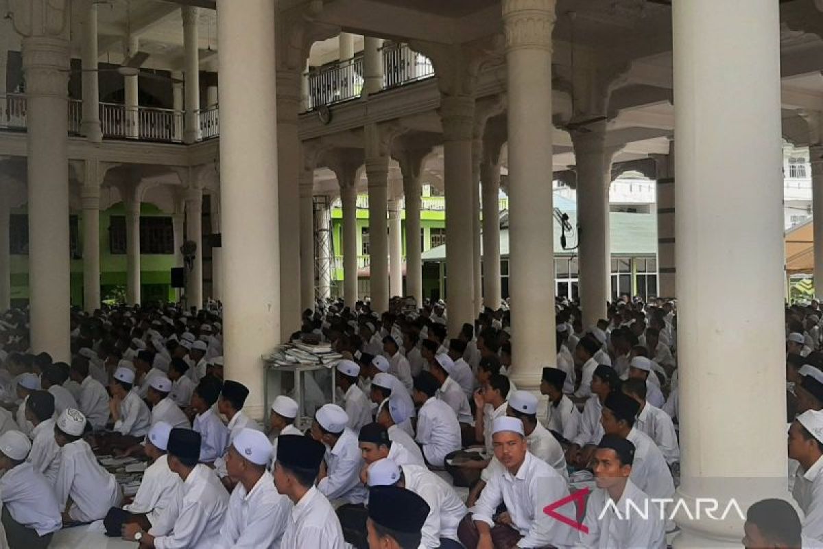 Ribuan santri ikuti sosialisasi literasi dan inklusi keuangan di Aceh