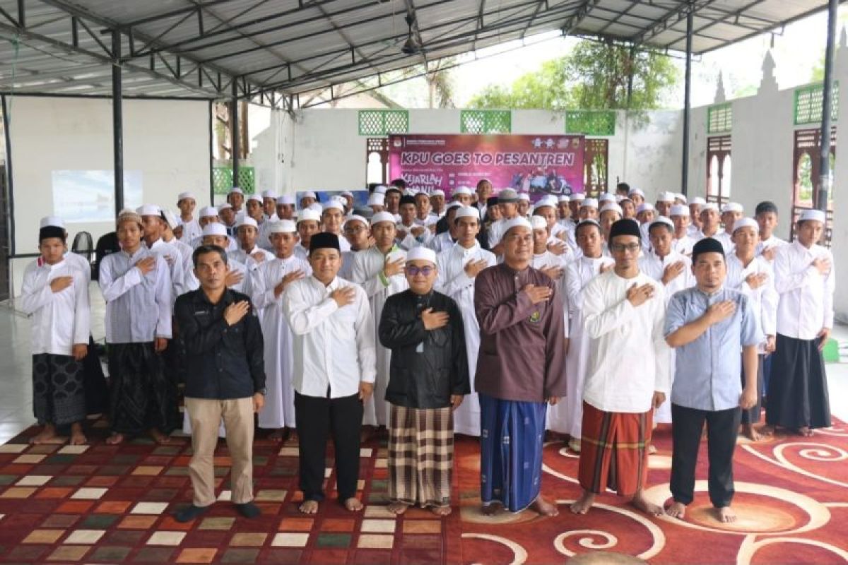 KPU Kotim edukasi santri melalui nonton bareng film 'Kejarlah Janji'