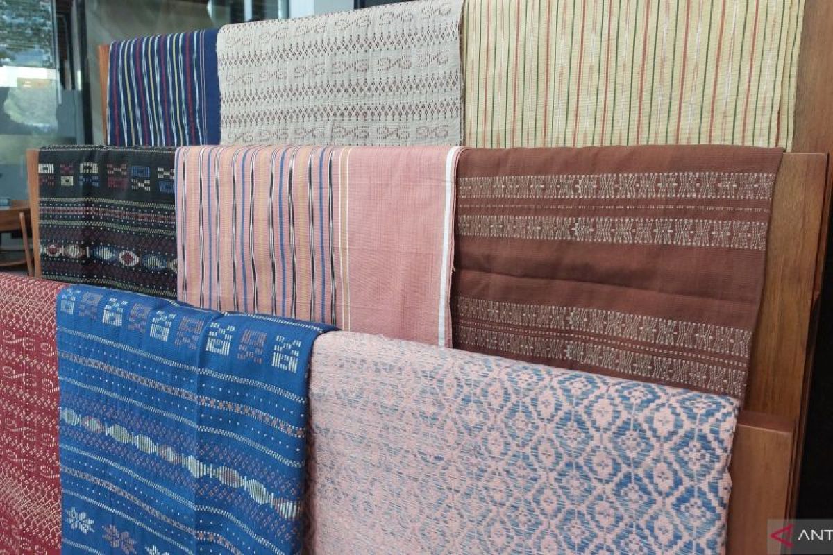 Berikut tips menjaga dan merawat kain tradisional dengan pewarna alami