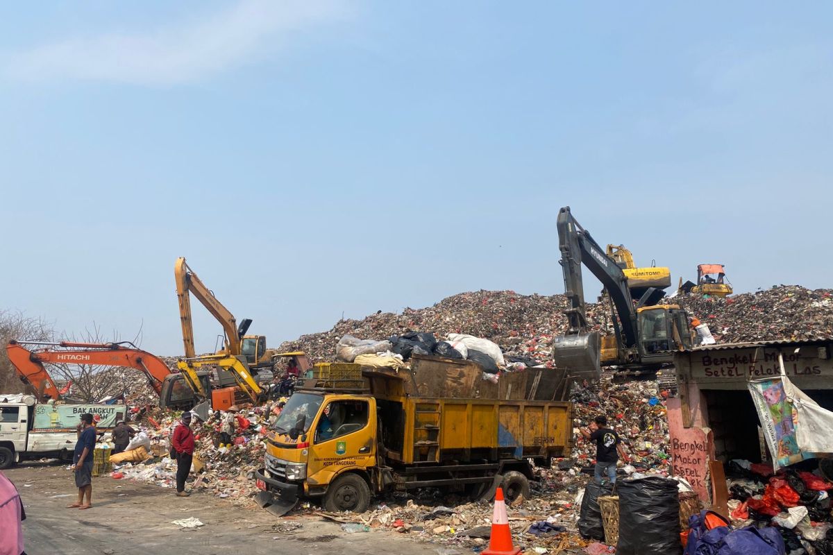 DLH Tangerang batasi antrean mobil pengangkut sampah di TPA Rawakucing