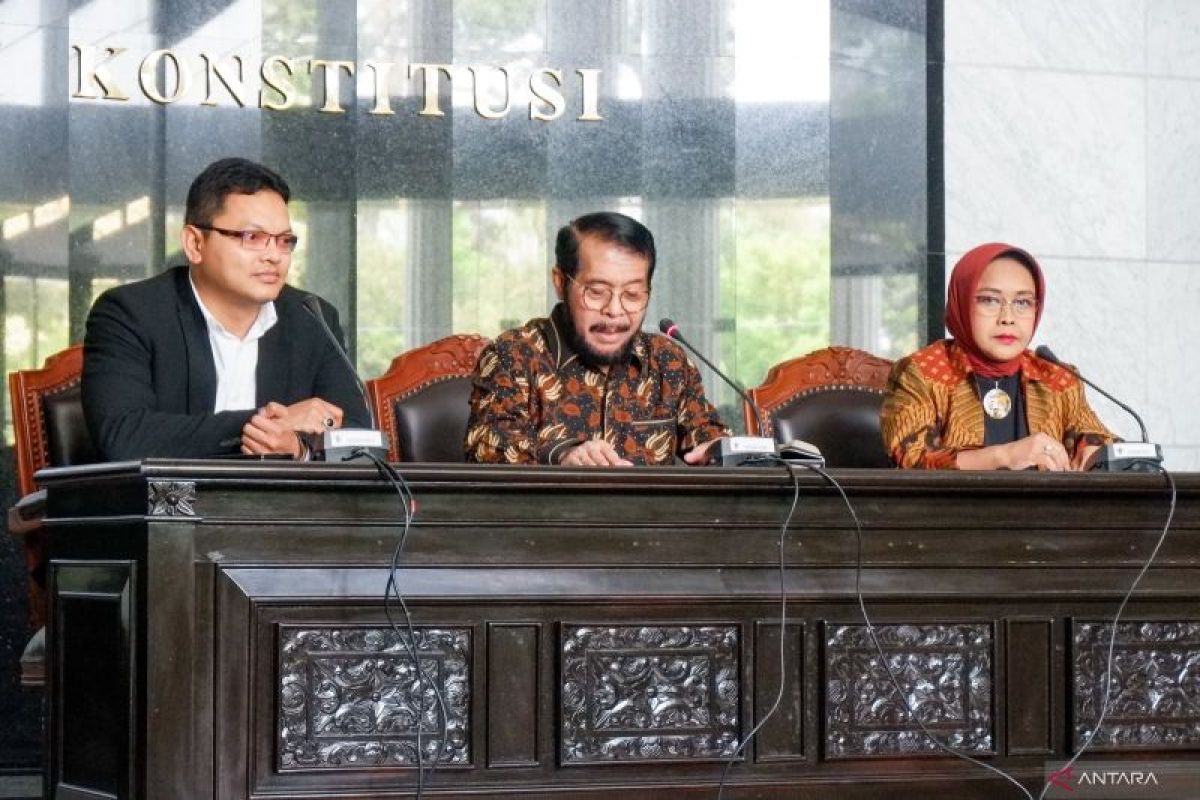 Hukum kemarin, batas usia maksimal capres-cawapres hingga SKCK Gibran