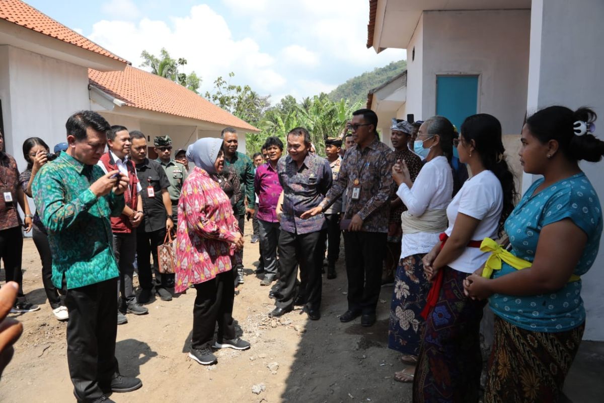 Mensos Risma serahkan 36 unit rumah deret bantu warga Klungkung