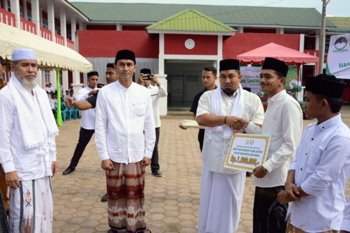 Pemkab Aceh Besar salurkan beasiswa santri Rp2,7 miliar