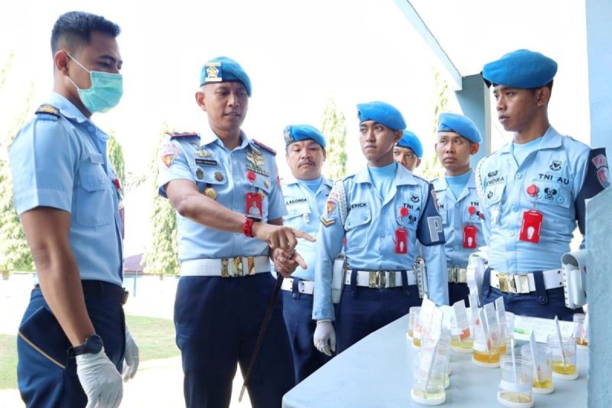 Satpom Lanud Sam Ratulangi lakukan tes urine terhadap personel