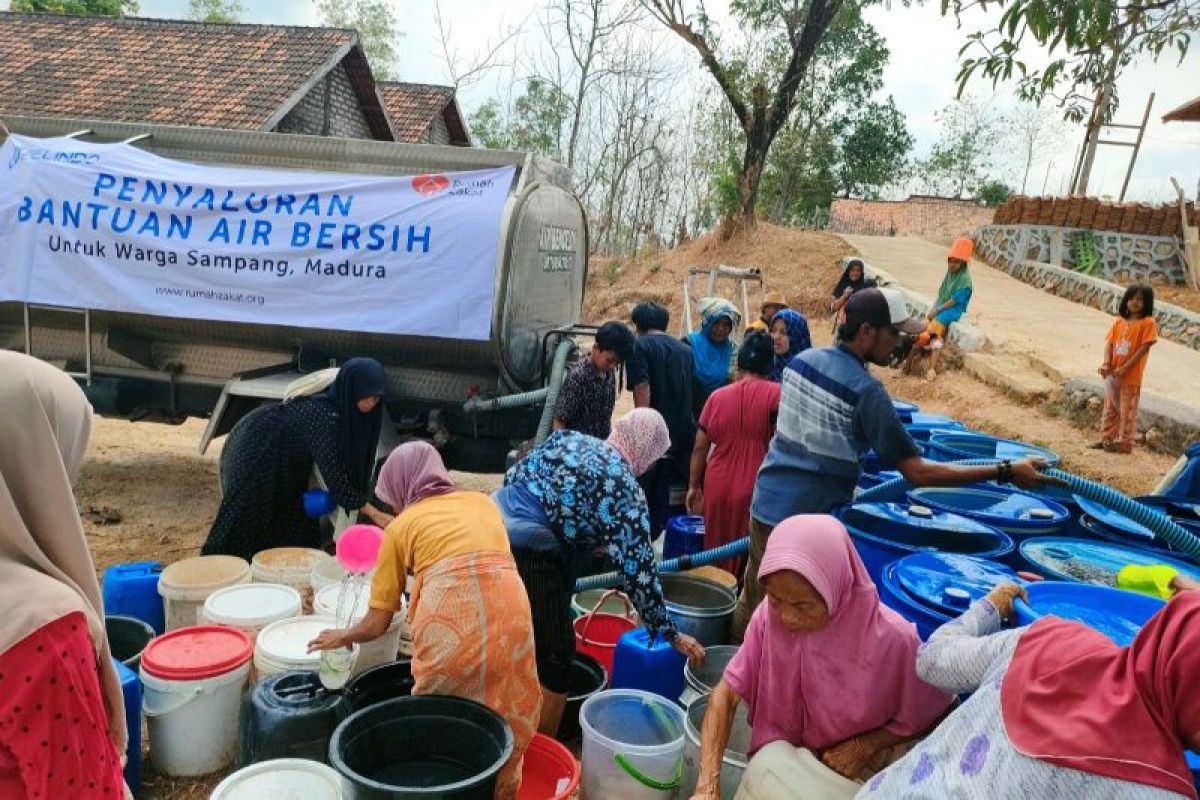 Terdampak kekeringan, Pelindo 3 distribusikan air bersih di Madura