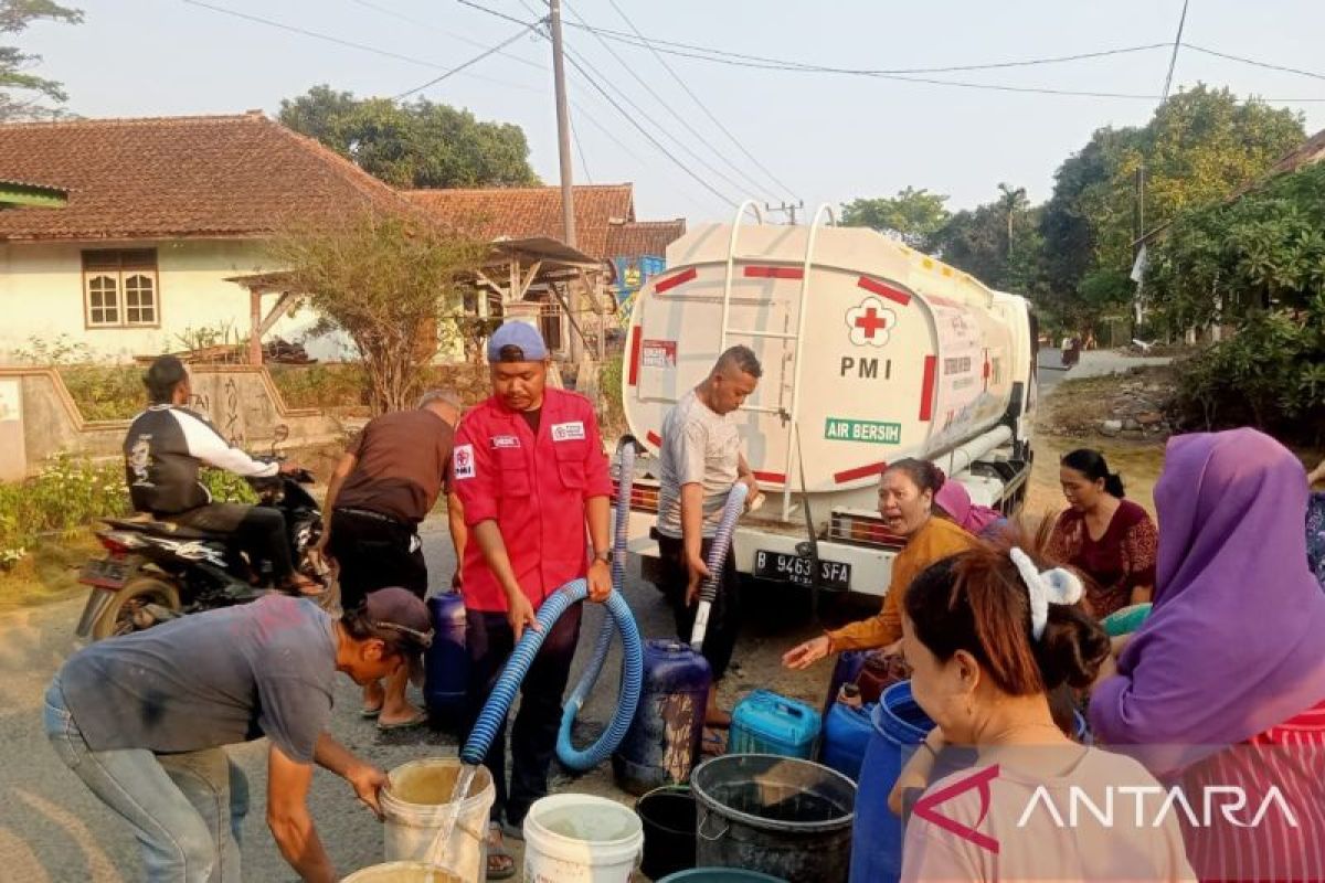 PMI dan BPBD salurkan 60 ribu liter air bersih ke wilayah selatan Sukabumi